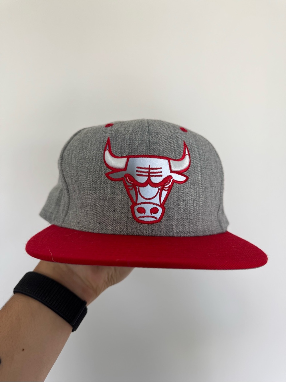 Mitchell & Ness Gray and Red Chicago Bulls Flat Brim Snapback